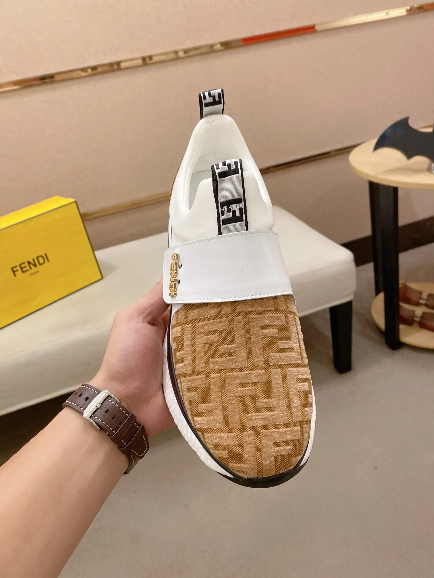 Men's shoes 💰 462💰 (fendi) New high-top 👊🏻 upper 🇮🇹 imported cowhide fabric 🇩🇪 lining imported breathable mesh lining. The original outsole is molded to highlight the identity of every man, and the upper foot is elegant and stable🚶🏻🚶🏻The high-end custom counters reproduce the original version📯No matter the wind or rain, the shoe last remains unchanged and can withstand the verification of time🔍️,🔵 Size: 38-44